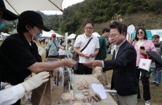 [포토] 춘천 비도심 축제 , 숲속빵 시장 & 감자 페스타 성황