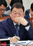 의원들의 질의 경청 하는 박성효 소상공인시장진흥공단 이사장