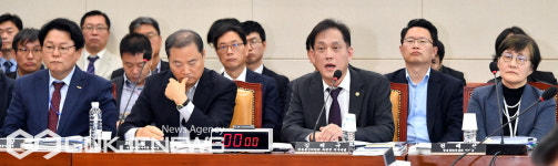 의원 질의에 답변 하는 김태규 방송통신위원장 직무대행