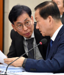 관계자와 대화하는 류희림 방송통신심의위원회 위원장