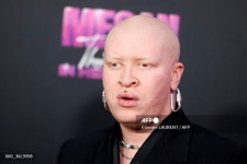 포즈 취하는 숀 로스