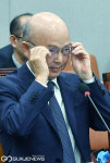 안경을 고쳐 쓰는 안창호 국가인권위원장