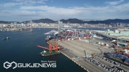 부산항만공사, 자성대부두 대형 안벽크레인 이전 개시