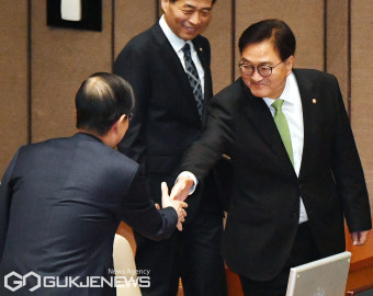 한덕수 국무총리와 인사하는 우원식 국회의장