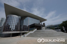 군산시민문화회관에서 시민 참여형 공연 무대 – 사용자 개최