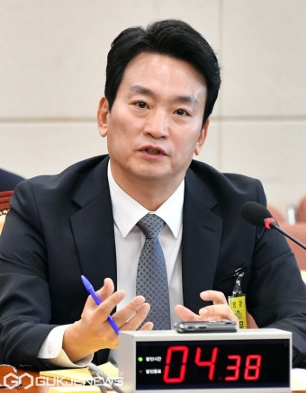 인사청문회에서 의원 질의에 답하는 박장범 후보자