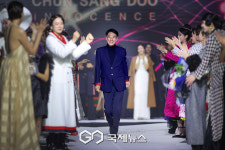 [GJ포토] 오트 쿠튀르 여성복 이노센스 패션쇼를 선보인 천상두 디자이너