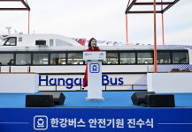 [포토] 최호정 의장, 사천 조선소에서 열린 한강버스 안전기원 진수식서 축사
