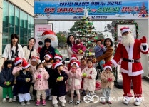 [포토]충주 지웰 꾸미자란어린이집, 대소원면에 희망 돼지저금통 트리 기부