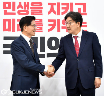 악수하는 권성동-김문수