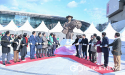 홍준표 대구광역시장, 동대구역 박정희 대통령 동상 제막식 거행...산업화 정신 계승