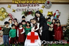 [포토] 비바키즈어학원생 "우리 성탄 성금 냈어요"