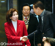손 잡은 권영세·나경원