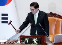 의사봉 두드리는 우원식 국회의장