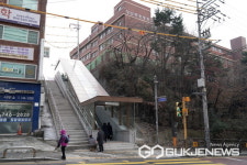 성남시, 성남동초등학교 앞 경사로에 도로 에스컬레이터 설치