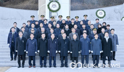 [포토] 충혼탑에서 신년 참배 단체사진 찍는 홍준표 대구시장