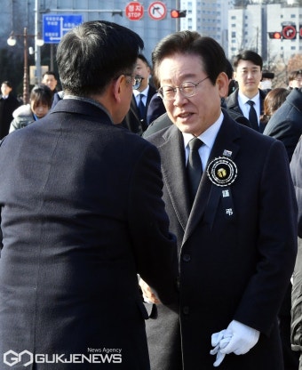 이재명 대표와 인사 나누는 최상목 대통령 권한대행