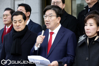 헌재 항의 방문 내용 설명하는 권성동 원내대표