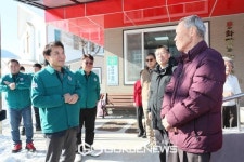 김진태 지사, 한파 쉼터 방문해 어르신 안전 점검…한파 현장 속으로