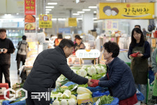 상인과 악수하는 신상진 성남시장