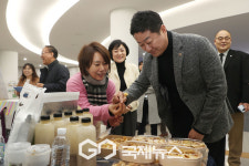 김진경 경기도의장, 설 맞이 노인일자리 생산품 판매행사장 방문