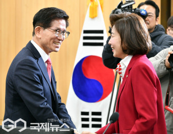 악수 하는  김문수·나경원
