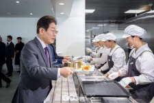 현대차 구내식당 찾은 이재명 대표