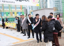 [포토] 이응우 계룡시장, 새학교, 새학년 학생 격려