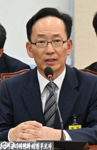 질의에 답하는 김대웅 후보자