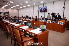 텅 빈 국민의힘 의원석