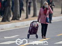 [국제포토] 산책 나선 시민과 견공