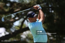 멋진 티샷을 날리는 스튜어트 싱크