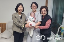 괴산 문광면지역사회보장협의체, 백일 아기 가정에 축하금 전달