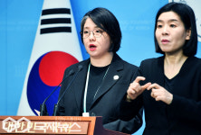 대통령 권한대행법 발의 기자회견 하는 용혜인