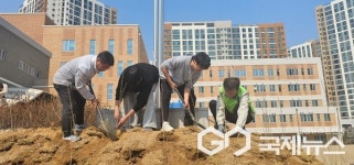 청주 솔강중학교, 윤건영 충북교육감과 개교 기념 무궁화 식재