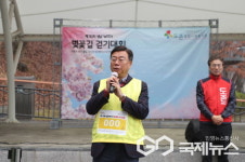 [포토] 신상진 성남시장 비 오는 벚꽃길도 운치가 있어...건강한 성남 만들기에 최선