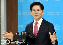 취재진 질문에 답하는 김문수