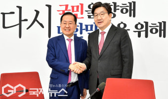 악수하는 권성동-홍준표