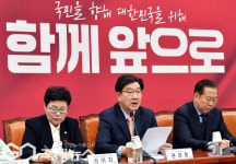 발언하는 권성동 원내대표