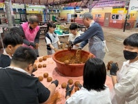 진부면지역사회보장협의체, 미래 주인공과 함께 EM 흙공으로 오대천 살리기 진행
