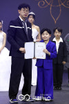 [GJ포토] 오유찬, 2025 더룩오브더이어리틀 라이징 스타상 수상