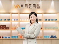 비타민마을, 배우 라미란과 7년째 동행...전속모델 재계약·광고 촬영