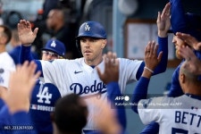 [말린스 다저스] 하이파이브하는 프레디 프리먼