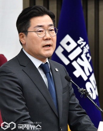 의총서 발언하는 박찬대 당 대표 직무대행