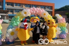영동 이수초등학교, 아침 등교길 어린이날 축하 행사 열려