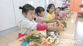 청주 수성초병설유치원, 꽃바구니 만들기 체험 실시