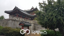 [포토] 전주한옥마을, 단비가 내리는 전주 풍남문