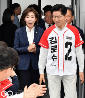 중앙선대위 임명장 수여식에 참석한 김문수 대선후보