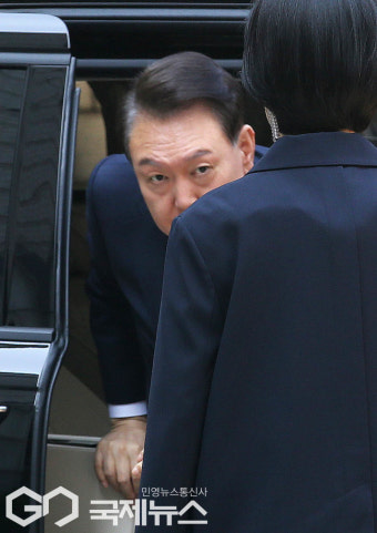 3차 공판에 출석 하기 위해 승용차에서 내리는 윤석열