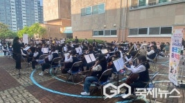 청주 직지초등학교, 가정의 달 사제동행 등굣길 음악회 열어